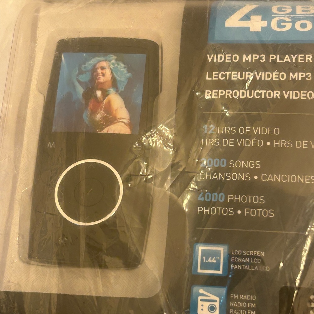 Coby Black Video MP3 Player 4GB - Picture 2 of 3
